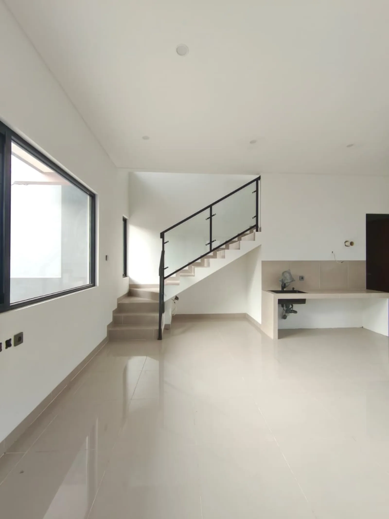Rumah Dijual di Kucica, 2 Lantai Siap Huni dengan Carport 2 Mobil dan SHM