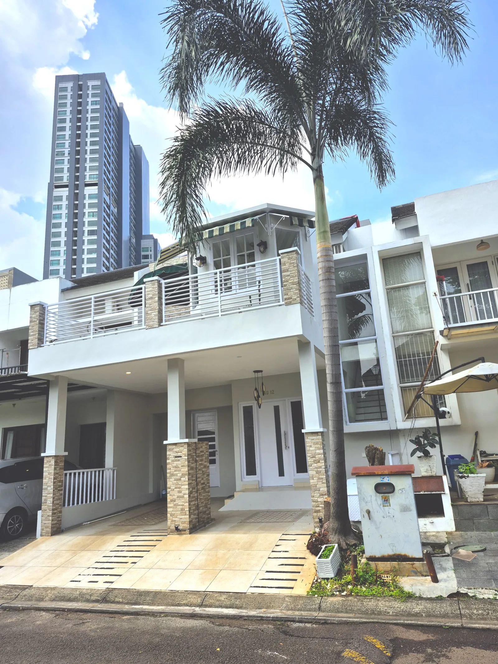 Rumah Dijual di Emerald Town House, 2 Lantai Nyaman dengan Carport 2 Mobil SHM