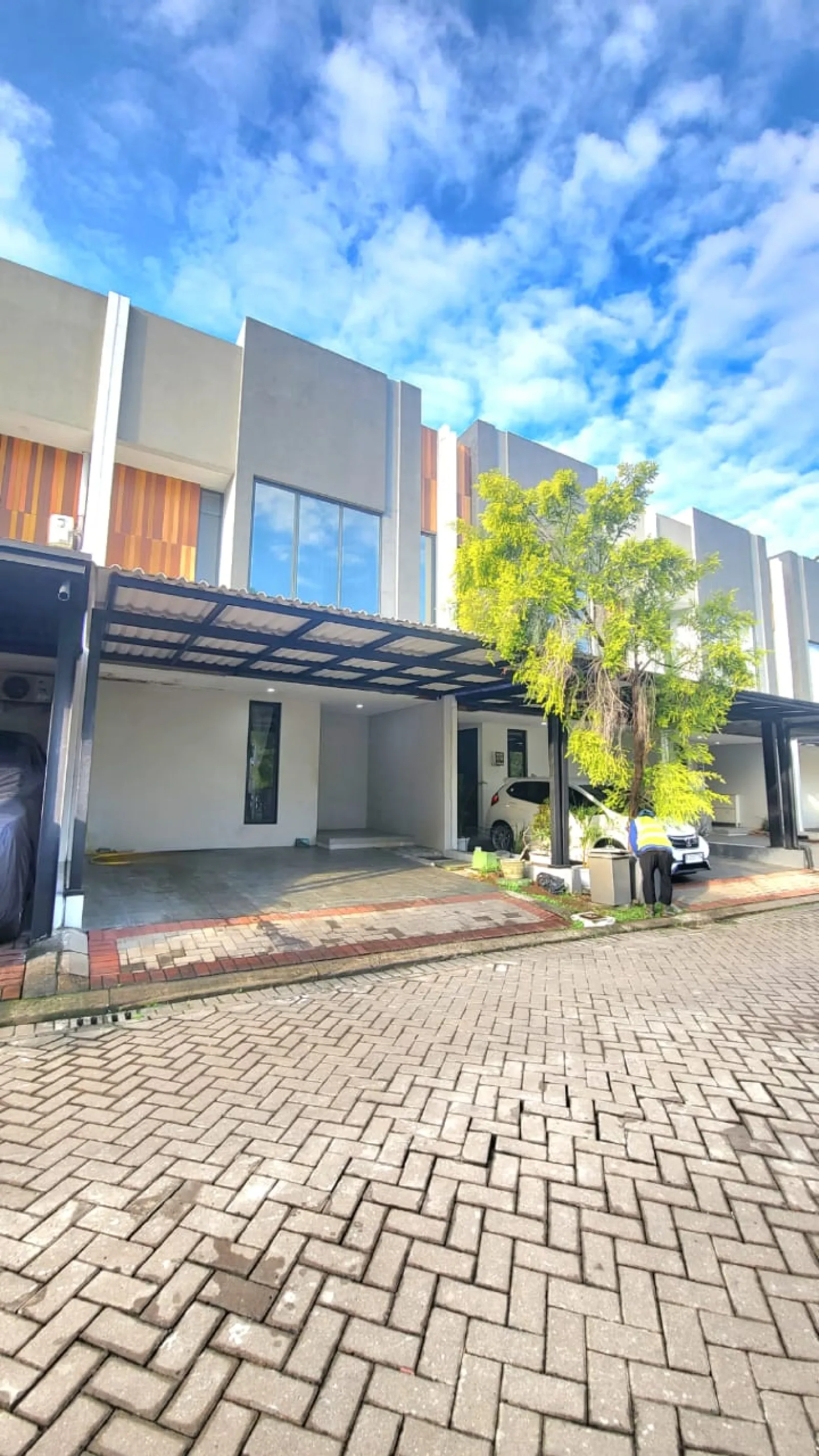 Rumah Dijual di U Ville Bintaro Jaya, 2 Lantai Hadap Timur dengan 3 Kamar Tidur dan Carport 2 Mobil