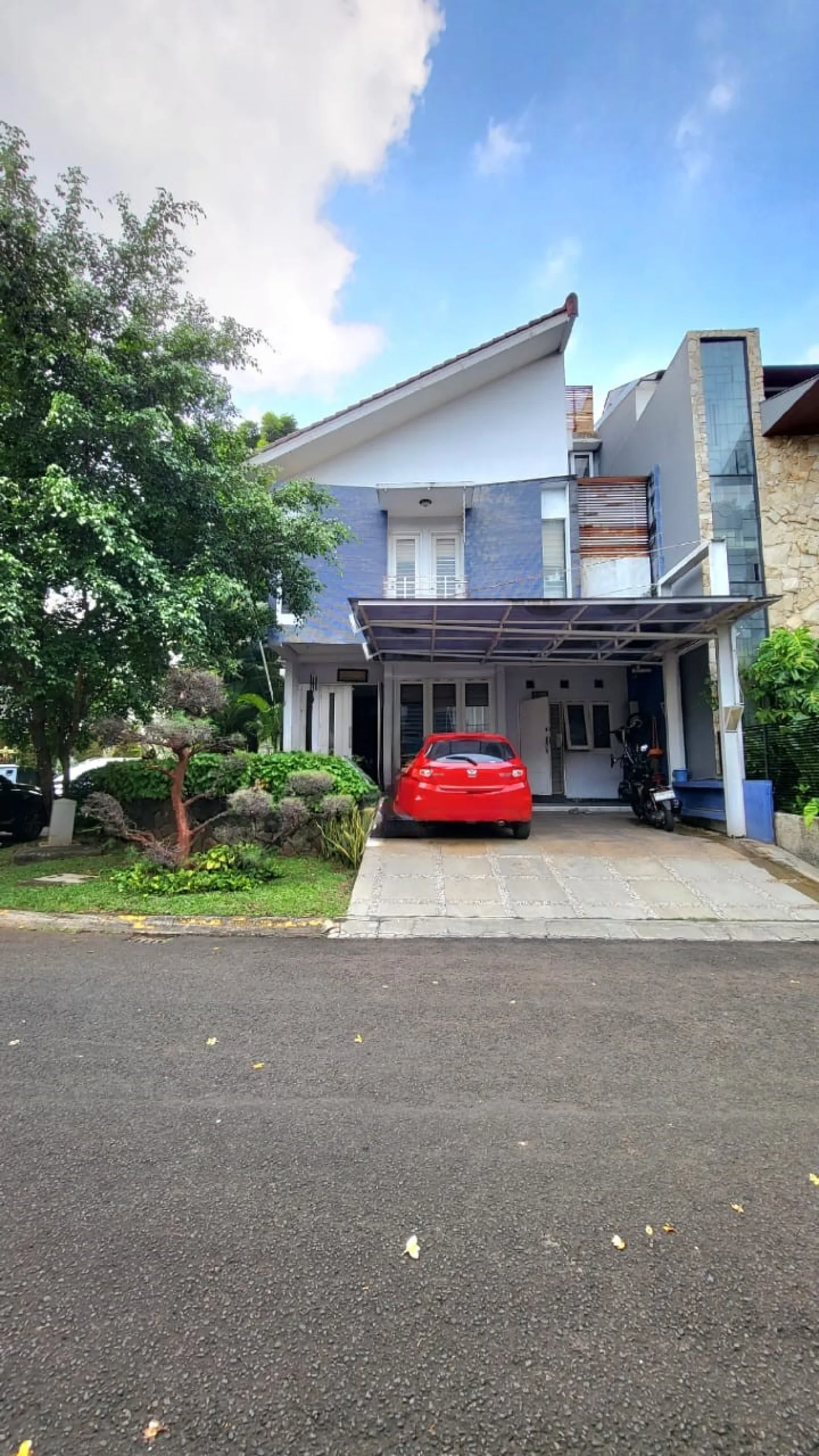 Rumah Dijual di Puri Town House, 3 Lantai dengan 4 Kamar Tidur dan Carport 2 Mobil