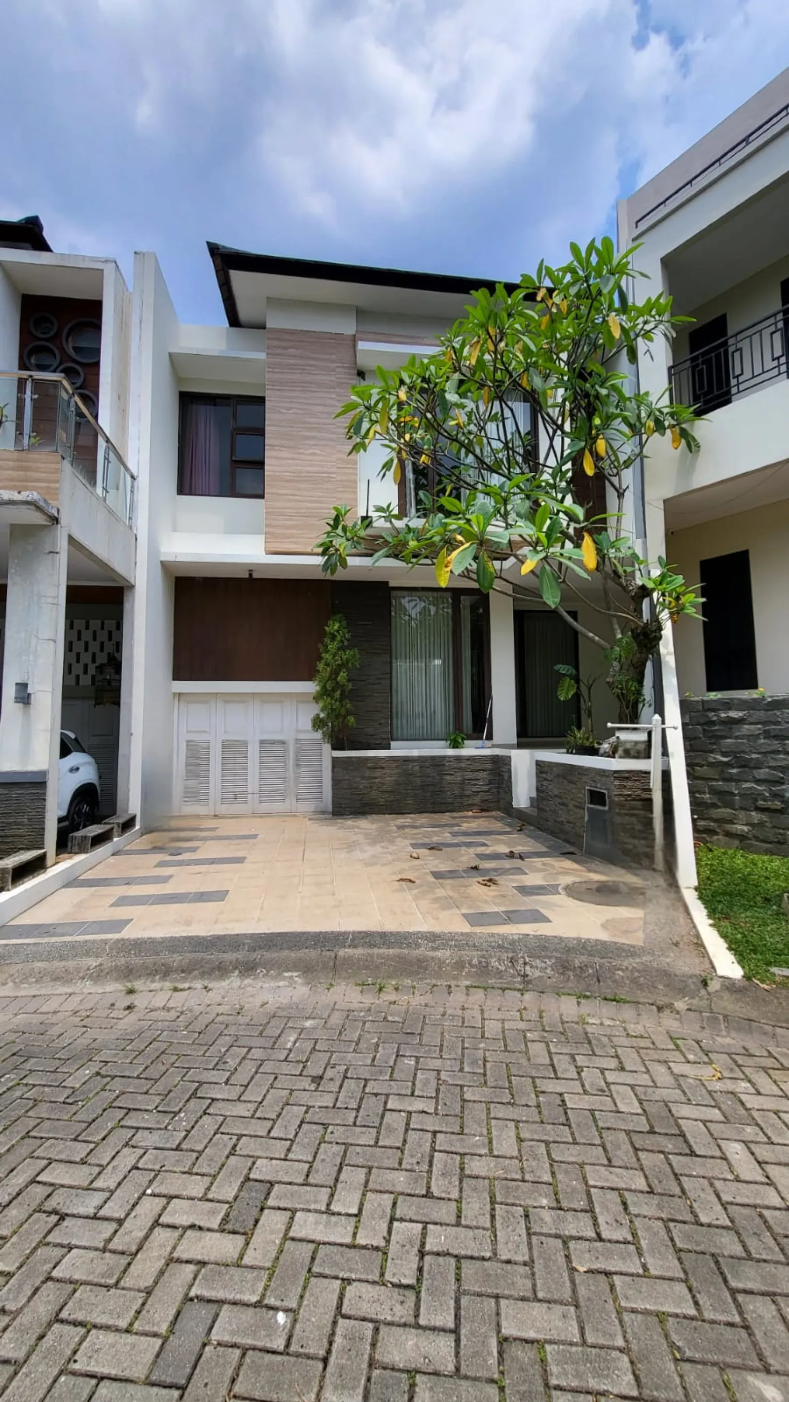 Rumah Dijual di Kebayoran Symphony, 2 Lantai dengan Swimming Pool dan SHM