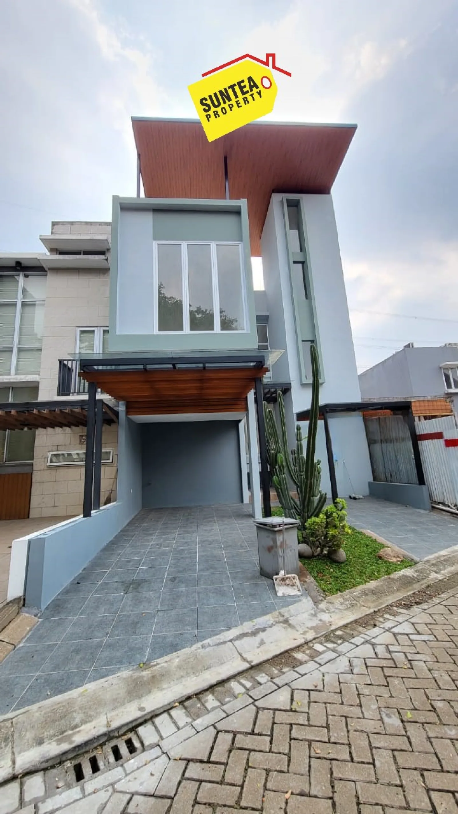 Rumah Dijual di Kebayoran Piazza, 2 Lantai dengan Rooftop dan Carport 2 Mobil