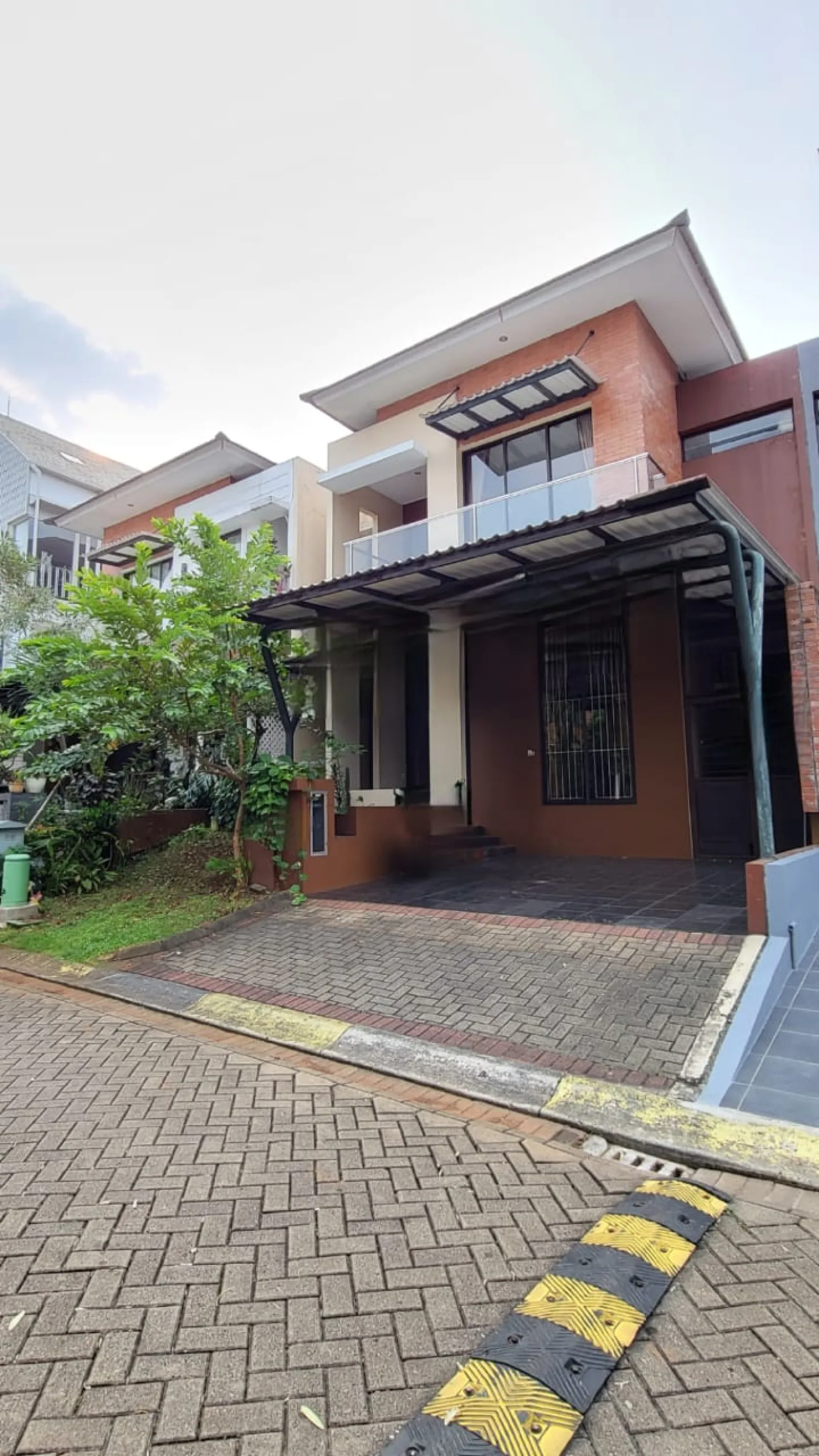 Rumah Dijual di Bintaro Sektor 9, 2 Lantai dengan 5 Kamar Tidur dan SHM