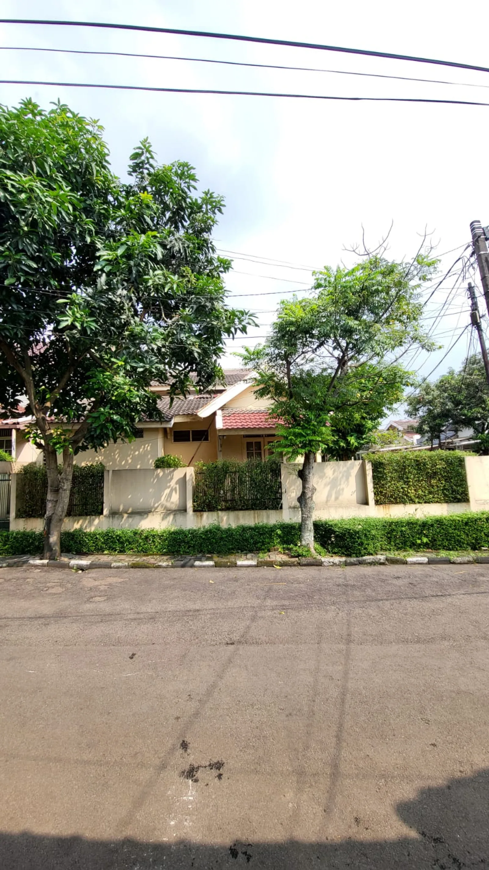 Rumah Dijual di Sektor 3A Bintaro, 1 Lantai dengan Tanah Luas dan SHM