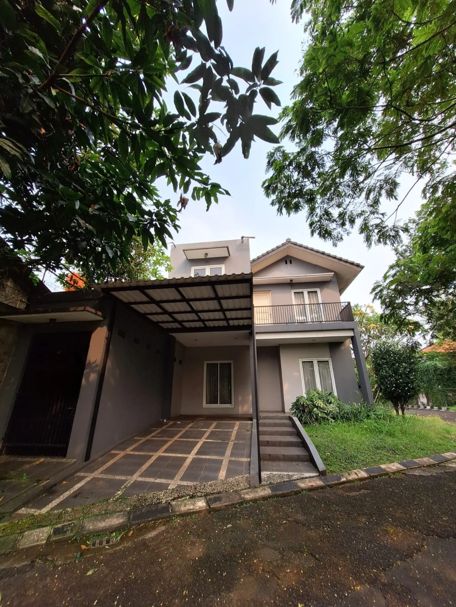 Rumah Luas di Permata Vania dengan 4+2 Kamar Tidur dan 2 Lantai