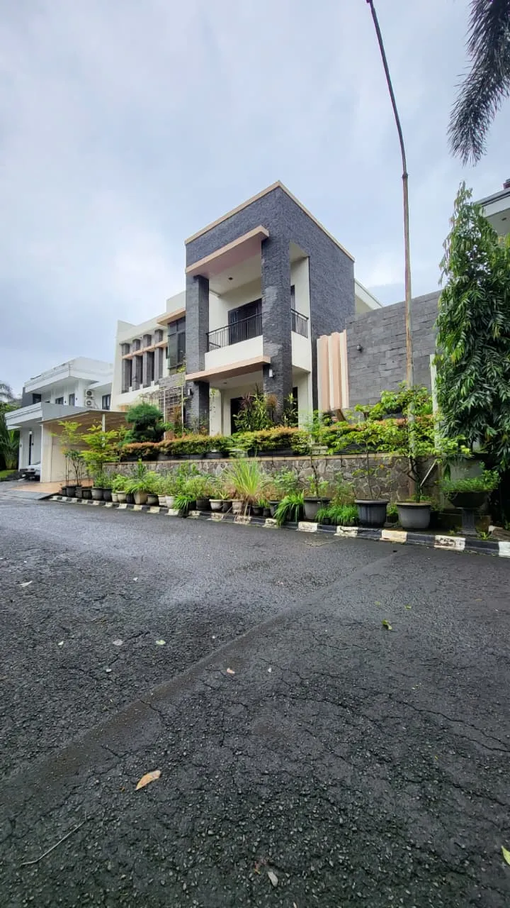 Rumah Mewah Dijual di Bintaro Sektor 9 dengan Kolam Renang Pribadi dan SHM