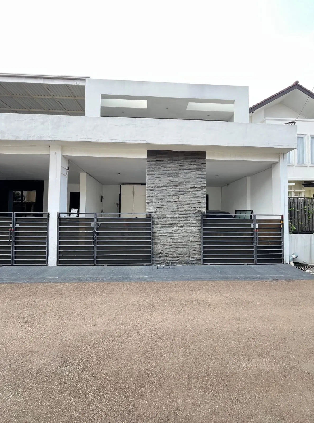 Rumah Dijual di Bintaro Sektor 3, 2 Lantai Siap Huni dengan Mini Bar dan SHM