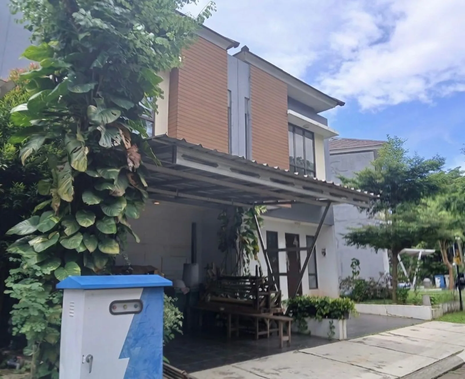 Rumah Dijual di Graha Raya, 3 Lantai Harga Terjangkau Siap AJB