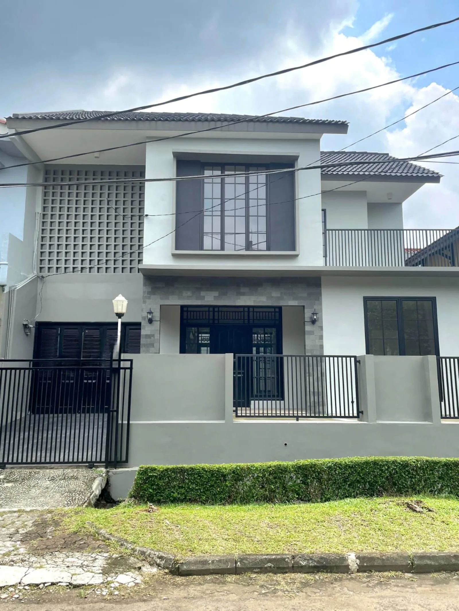 Rumah Dijual di Bintaro Sektor 5, 2 Lantai Luas dengan Balkon SHM