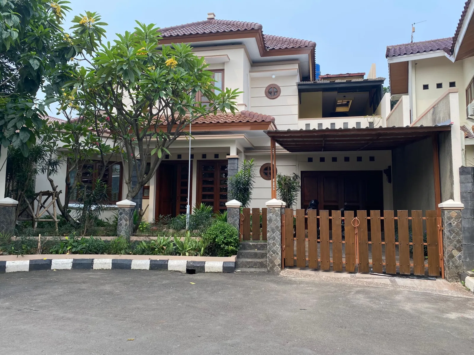 Rumah Dijual di Bintaro Sektor 7, 2 Lantai dengan Kolam Renang Hadap Selatan SHM