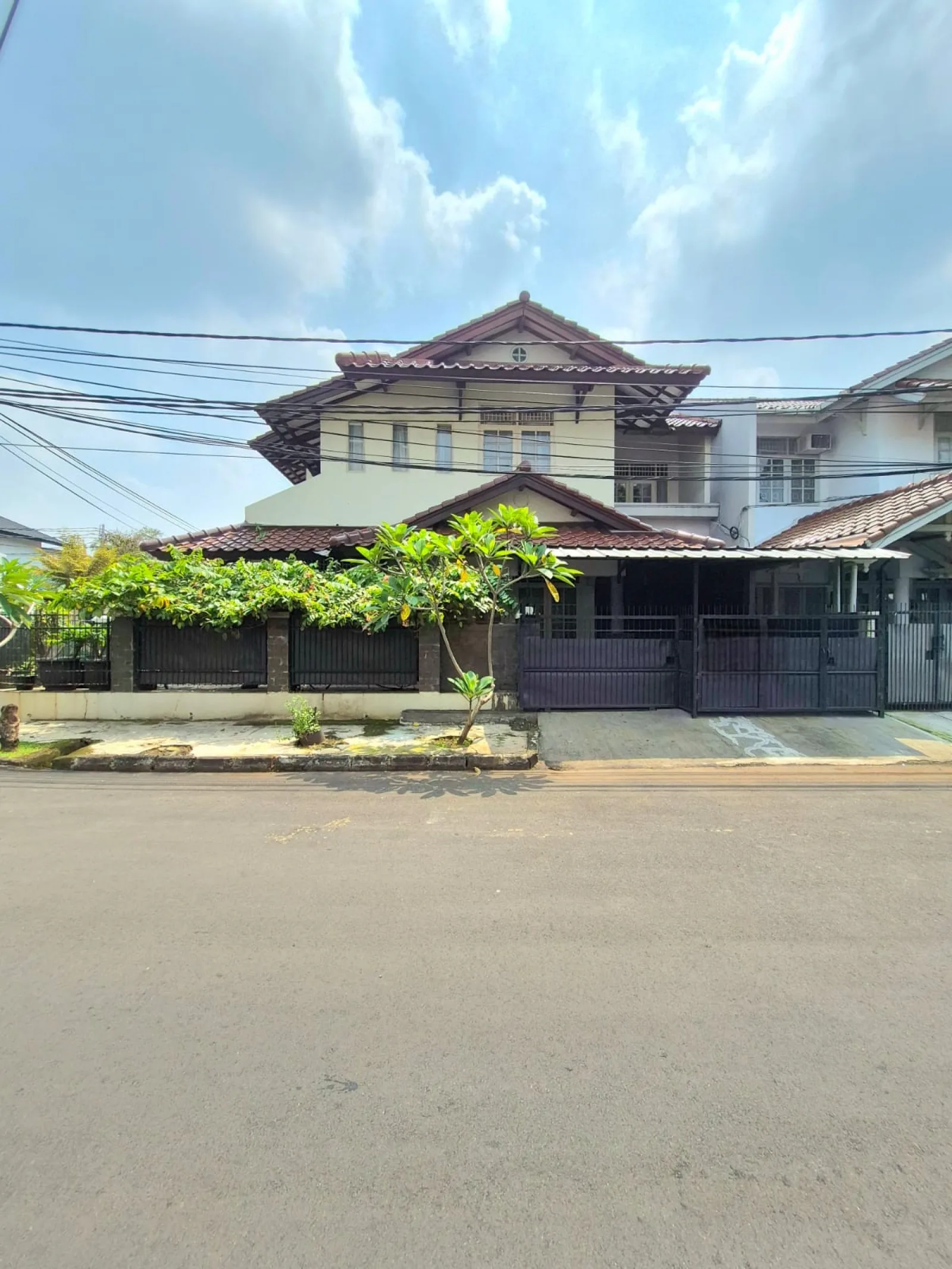 Rumah Dijual di Bintaro Sektor 9, 2 Lantai Nyaman Hadap Barat SHM