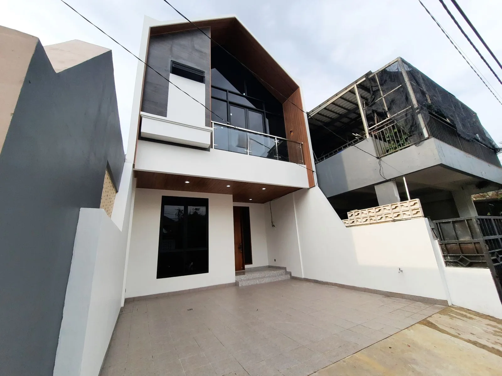 Rumah Dijual di Graha Raya, 2 Lantai Luas Harga Terjangkau SHM