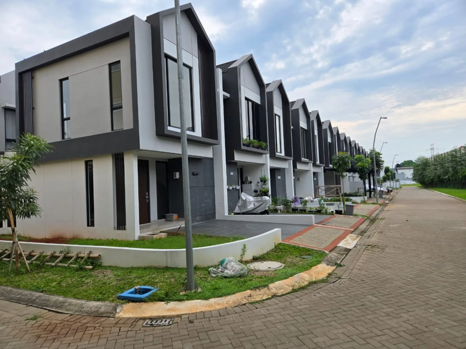 Rumah Siap Huni Posisi Hoek di Kebayoran Harmony Bintaro