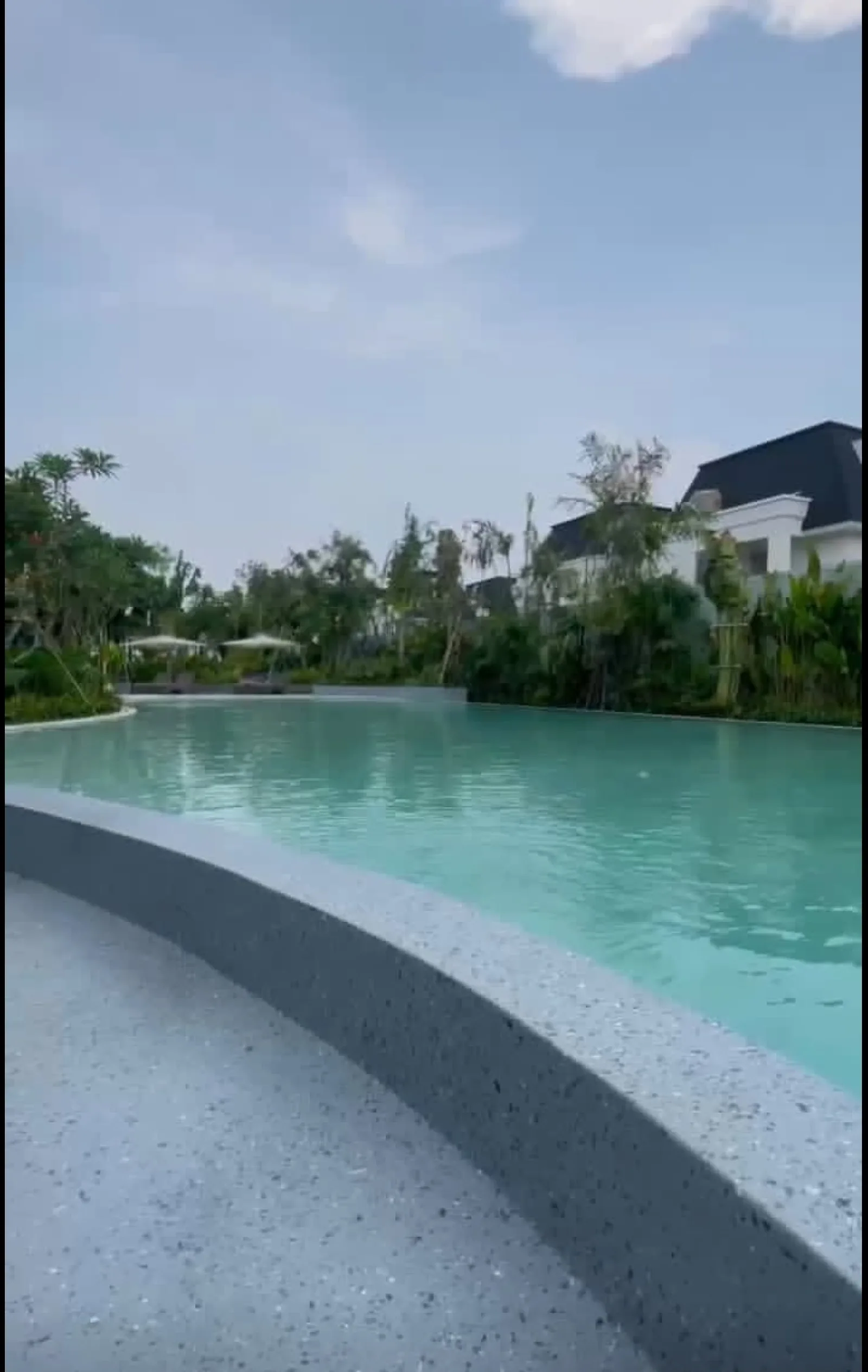 Rumah Disewakan di Citra Garden Bintaro, 2 Lantai dengan 4 Kamar Tidur dan Carport 2 Mobil