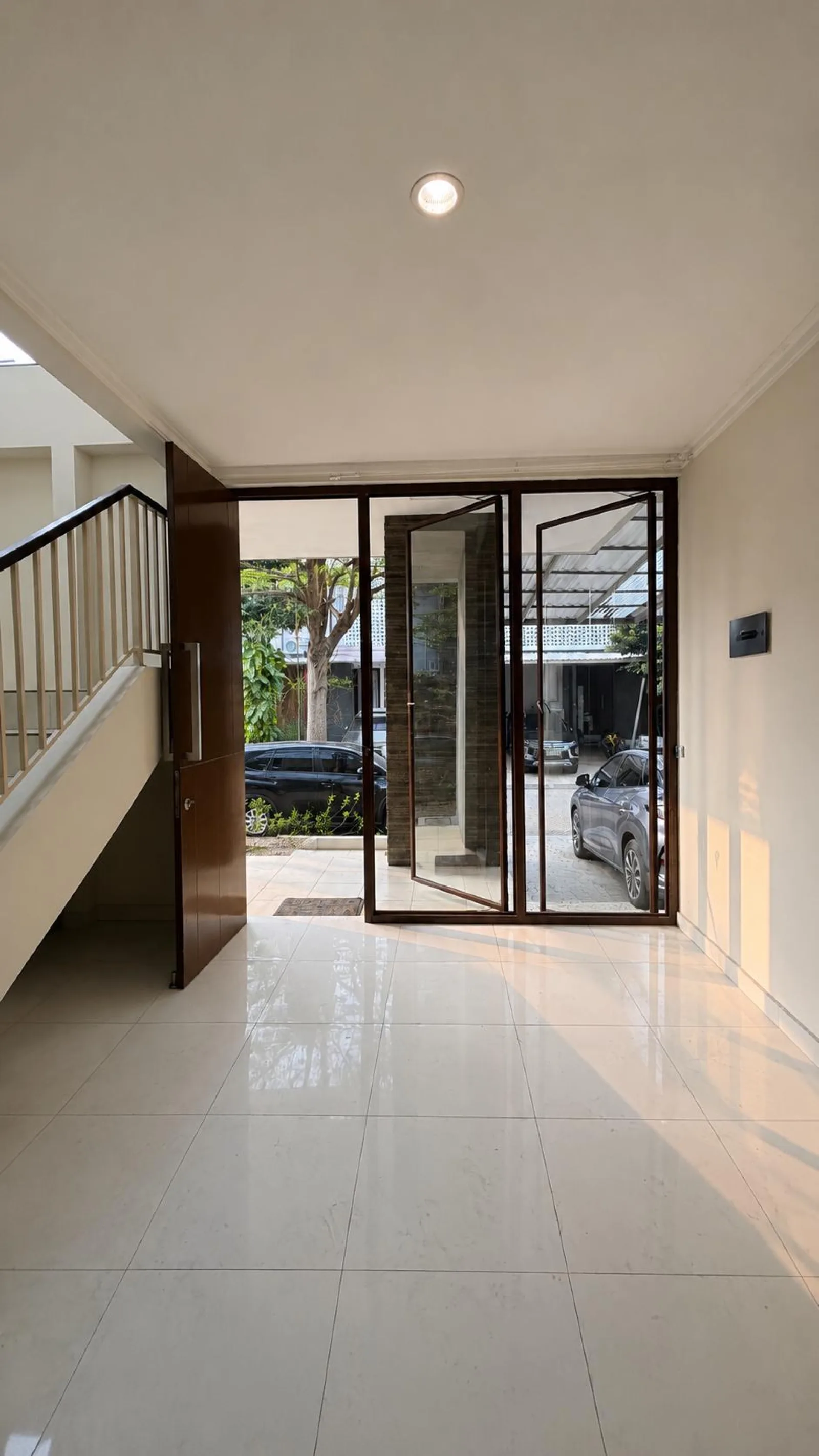 Rumah Disewakan di Discovery Bintaro, 2 Lantai dengan 4+1 Kamar dan Carport 2 Mobil