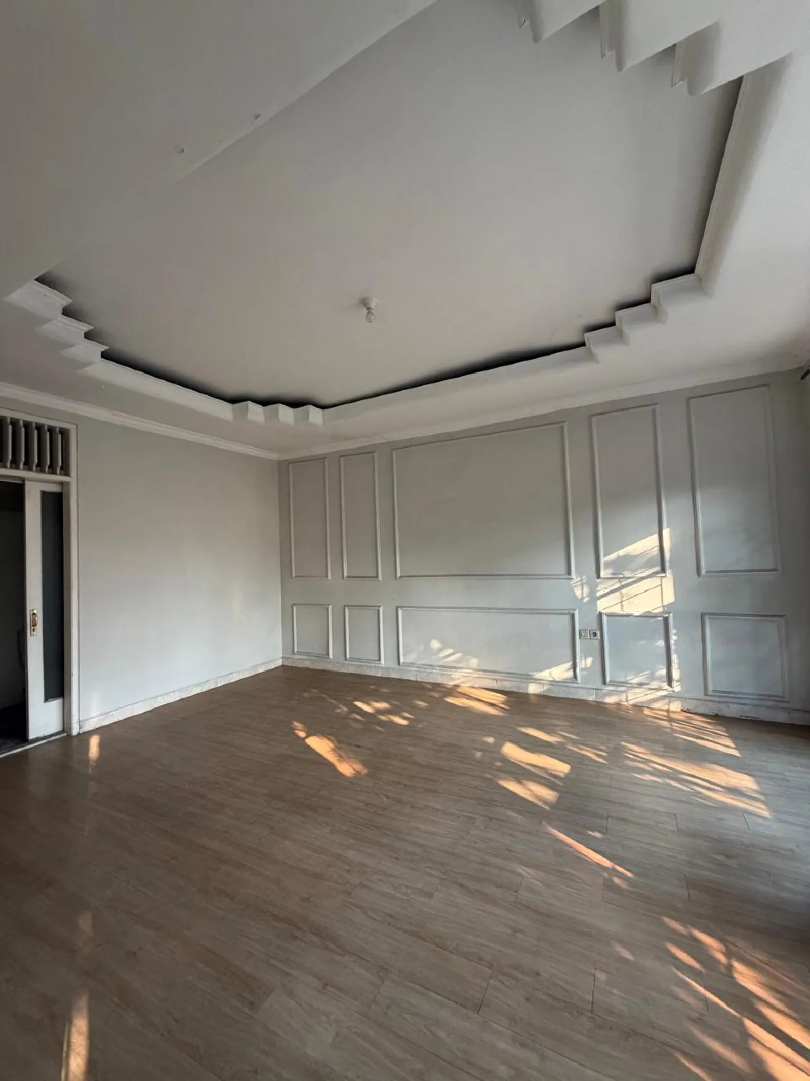 Rumah Dijual di Bintaro Sektor 3, 2,5 Lantai dengan 4+1 Kamar Tidur dan Carport 2 Mobil