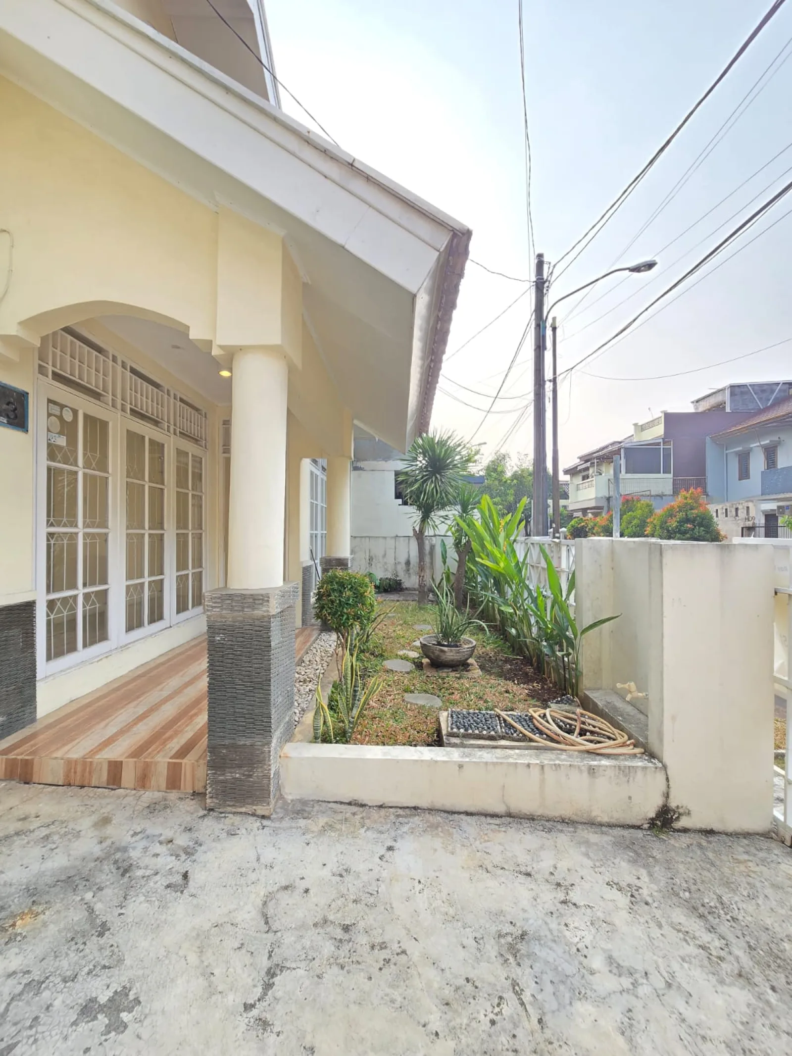 Rumah Dijual di Bintaro Sektor 9, 2 Lantai dengan 3 Kamar Tidur dan SHM