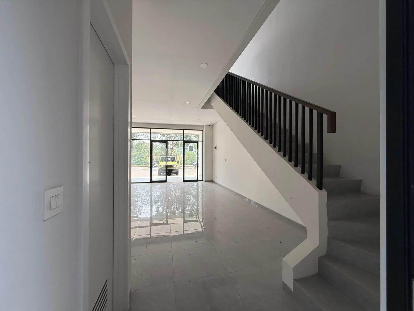 Ruko Disewakan di U-Ville Avenue, 3 Lantai dengan 166 m² dan Carport 4 Mobil