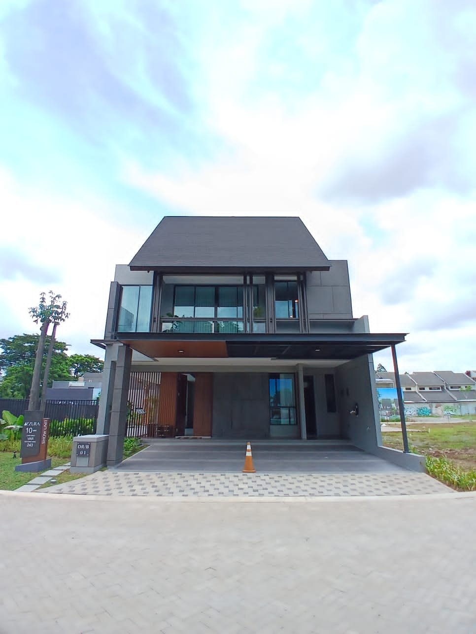 Rumah baru Tropical modern lokasi strategis di Doscovery Azzura Bintaro