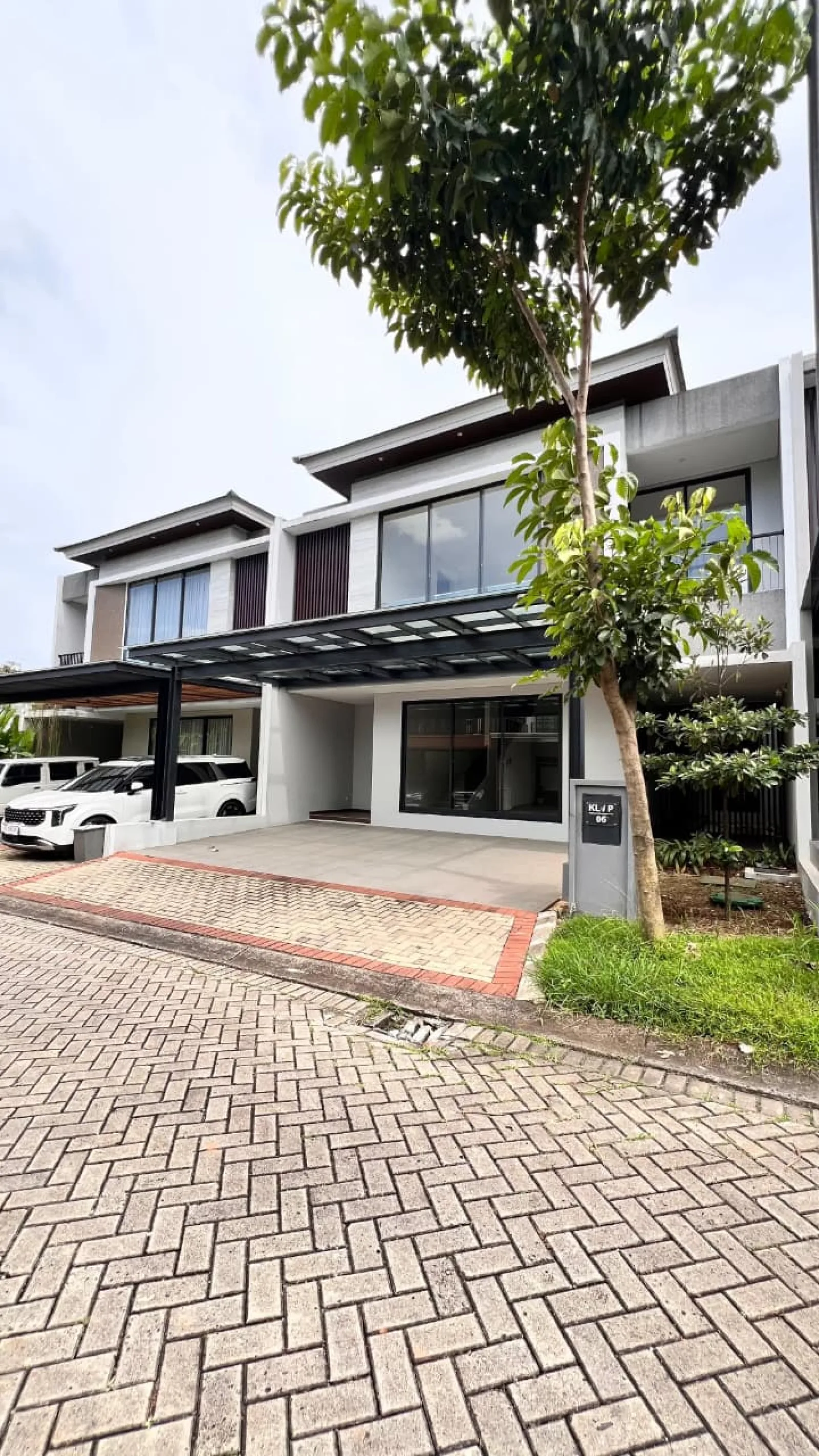 Rumah Luas di Kebayoran Village dengan 4+1 Kamar Tidur dan 2 Lantai