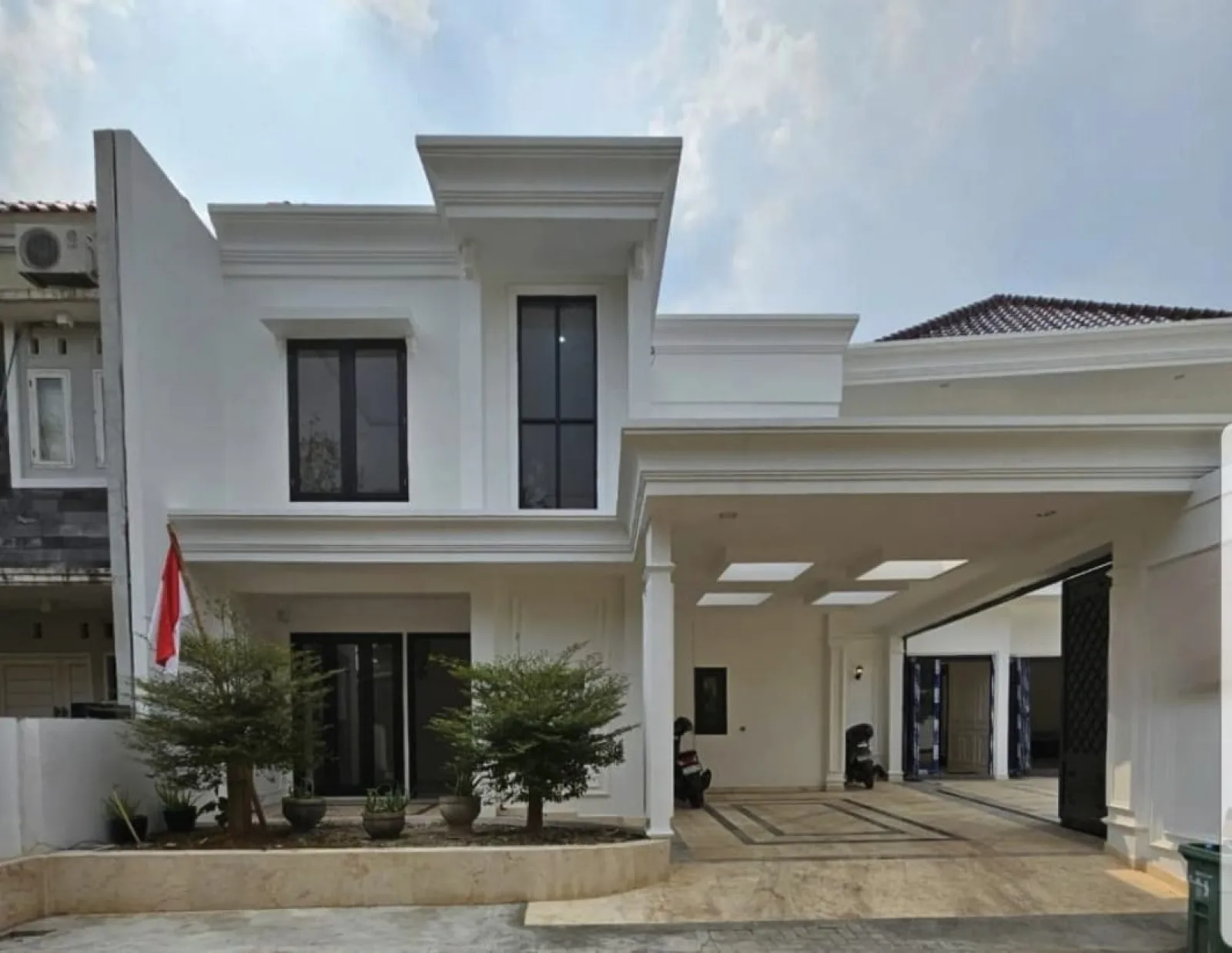 Rumah Mewah ada Kolam Renang Lokasi strategis di Jagakarsa Jakarta Selatan