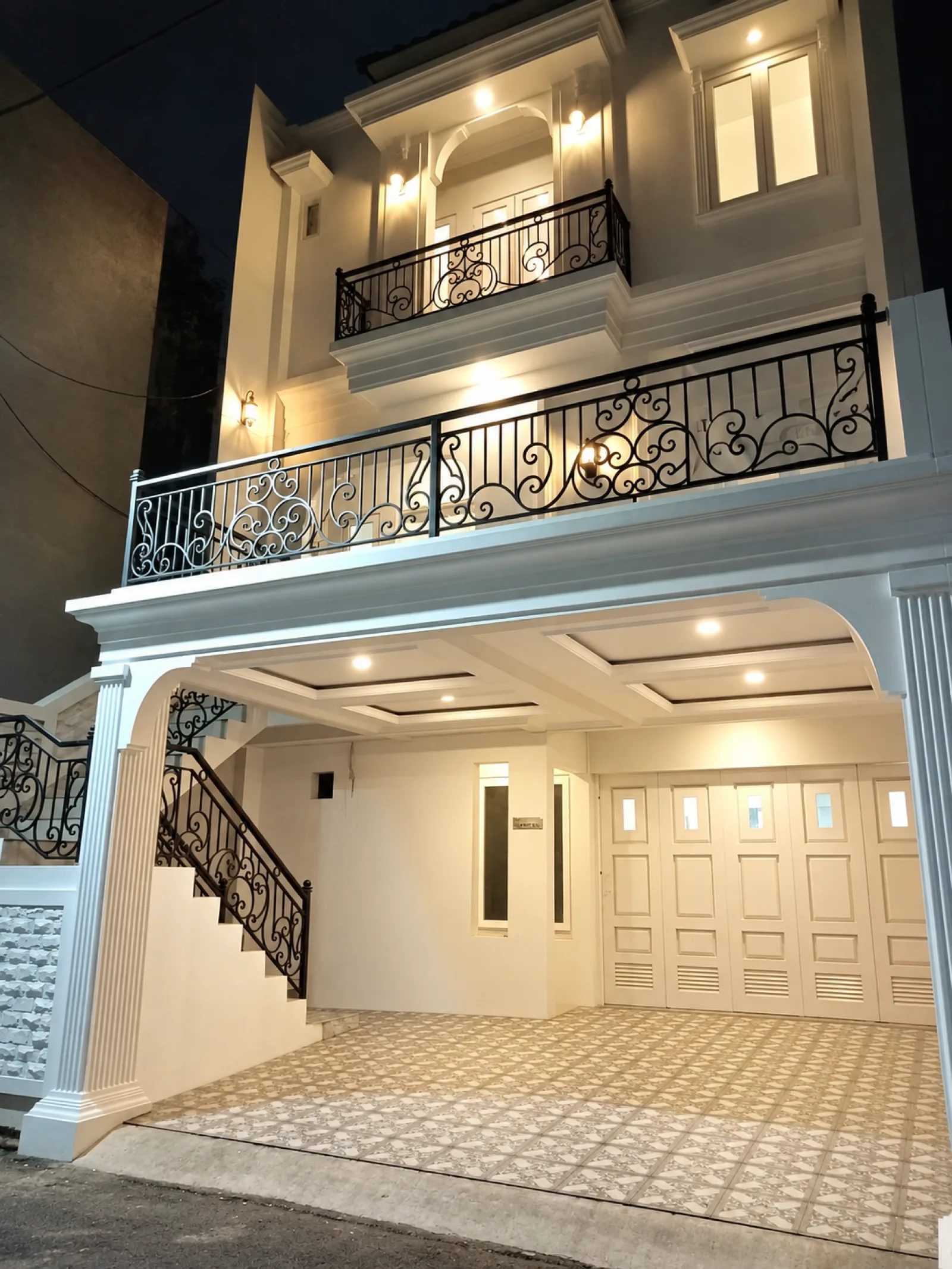 Rumah 3 Lantai di Jagakarsa dengan 5 Kamar Tidur dan 6 Kamar Mandi
