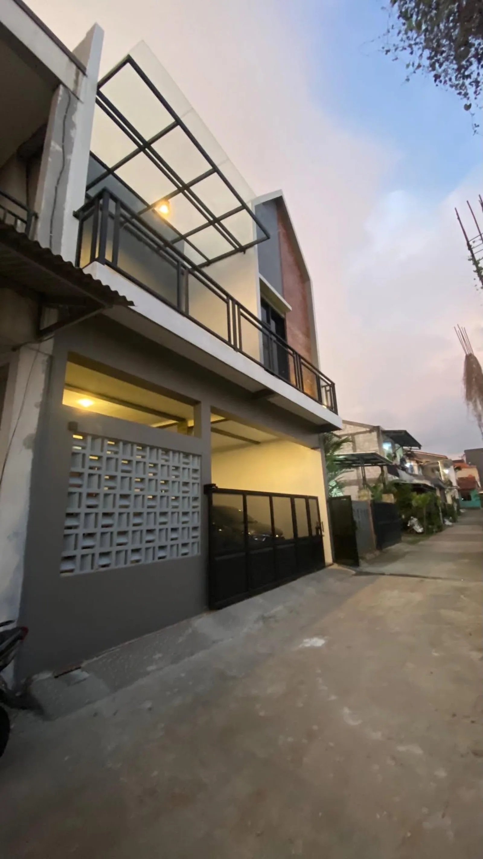 Rumah Dijual di Jombang Ciputat, 2 Lantai dengan Balkon & Skylight SHM