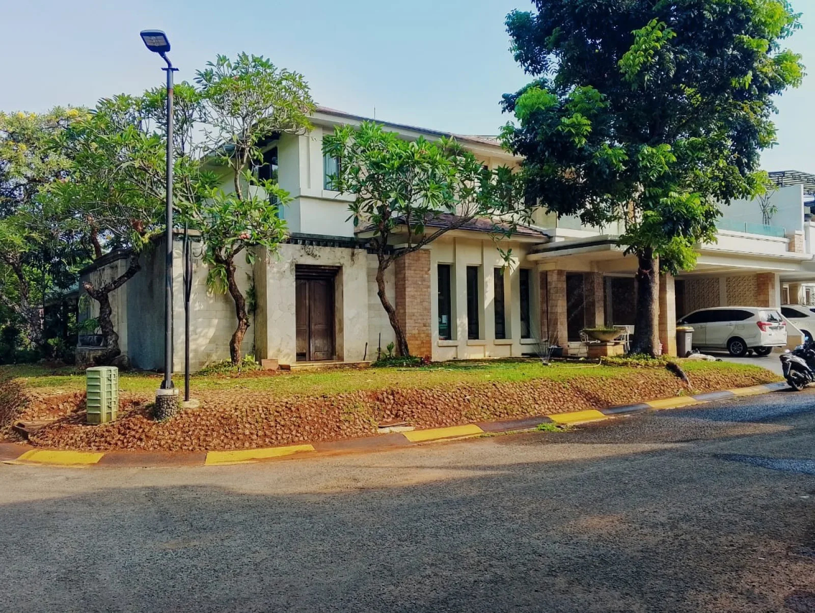 Rumah Mewah Dijual di Bintaro Sektor 7, 2 Lantai dengan Swimming Pool dan SHM
